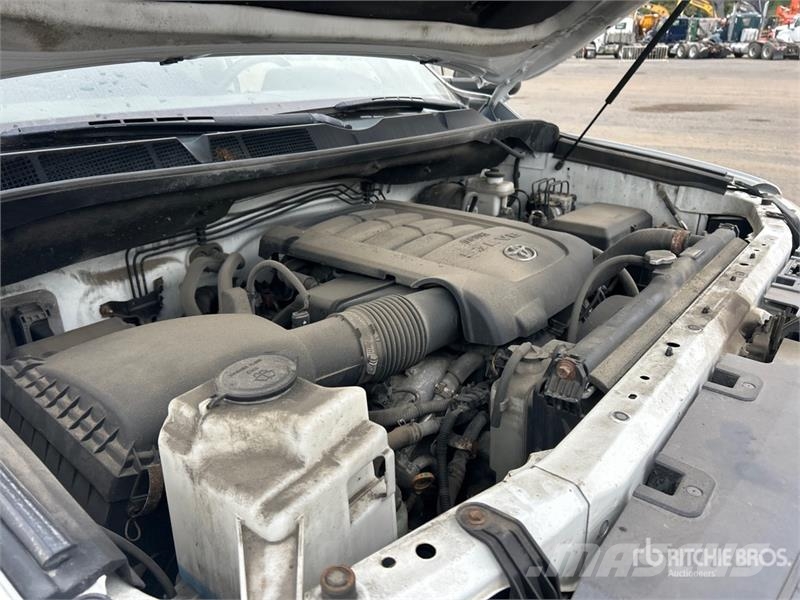 Toyota Tundra SR5 4x4 Crew Cab Pickup Iné