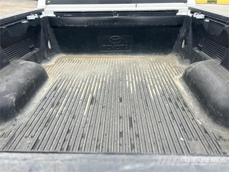 Toyota Tundra SR5 4x4 Crew Cab Pickup Iné