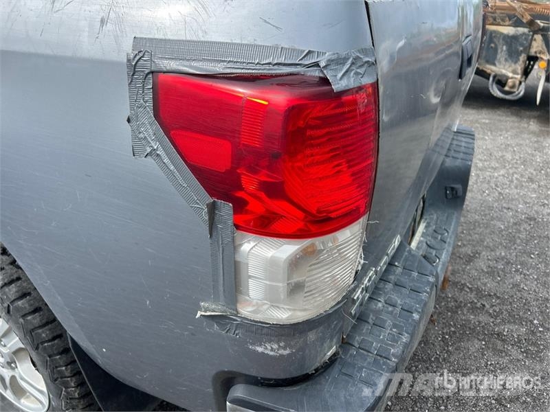 Toyota Tundra SR5 4x4 Crew Cab Pickup Ostalo