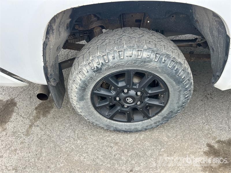 Toyota Tundra SR5 4x4 Crew Cab Pickup Iné