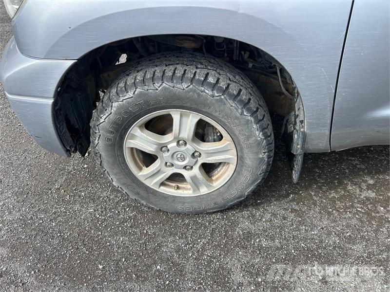 Toyota Tundra SR5 4x4 Crew Cab Pickup Ostalo