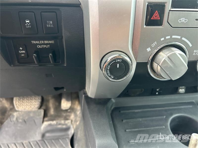 Toyota Tundra SR5 4x4 Crew Cab Pickup Iné