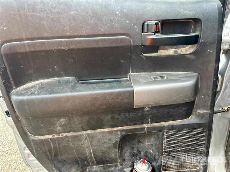 Toyota Tundra SR5 4x4 Crew Cab Pickup Ostalo