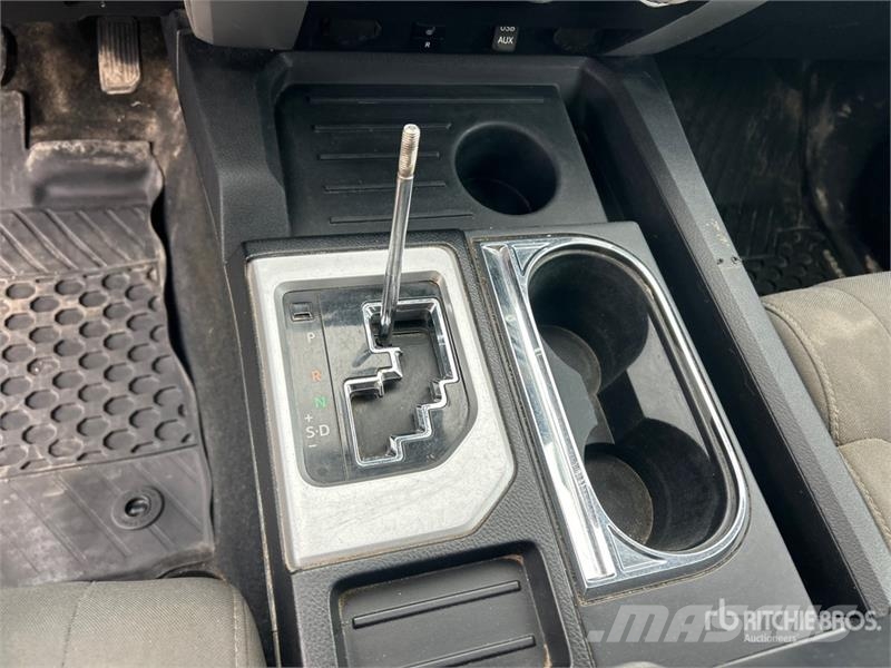 Toyota Tundra SR5 4x4 Crew Cab Pickup Iné