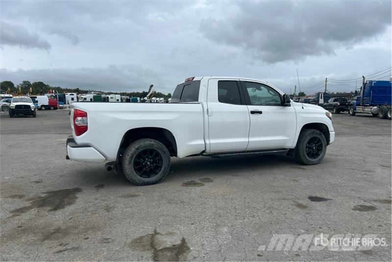 Toyota Tundra SR5 4x4 Crew Cab Pickup Iné
