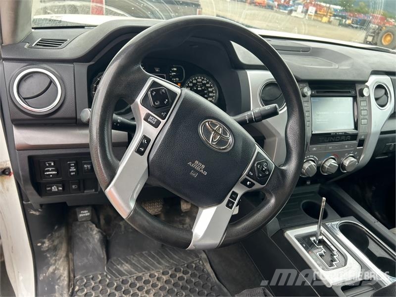 Toyota Tundra SR5 4x4 Crew Cab Pickup Iné