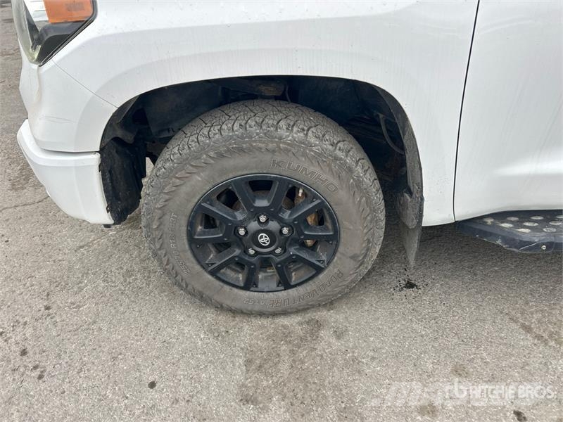 Toyota Tundra SR5 4x4 Crew Cab Pickup Iné