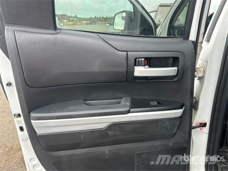 Toyota Tundra SR5 4x4 Crew Cab Pickup Iné