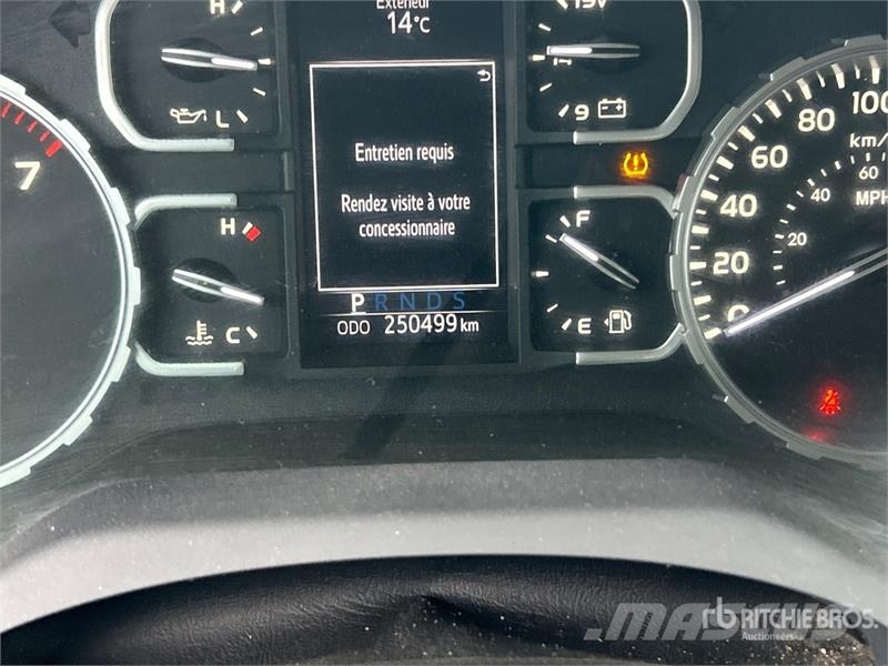 Toyota Tundra SR5 4x4 Crew Cab Pickup Iné