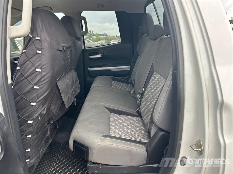 Toyota Tundra SR5 4x4 Crew Cab Pickup Iné