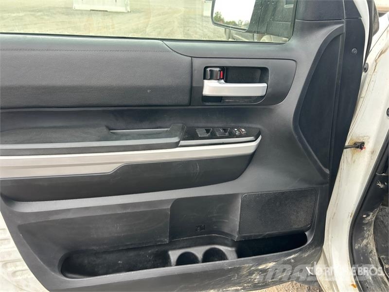 Toyota Tundra SR5 4x4 Crew Cab Pickup Iné