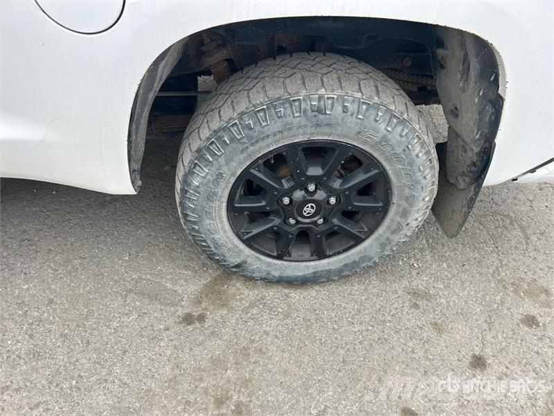 Toyota Tundra SR5 4x4 Crew Cab Pickup Iné