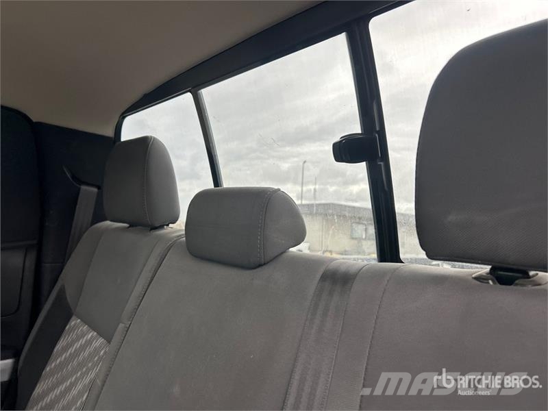 Toyota Tundra SR5 4x4 Crew Cab Pickup Iné