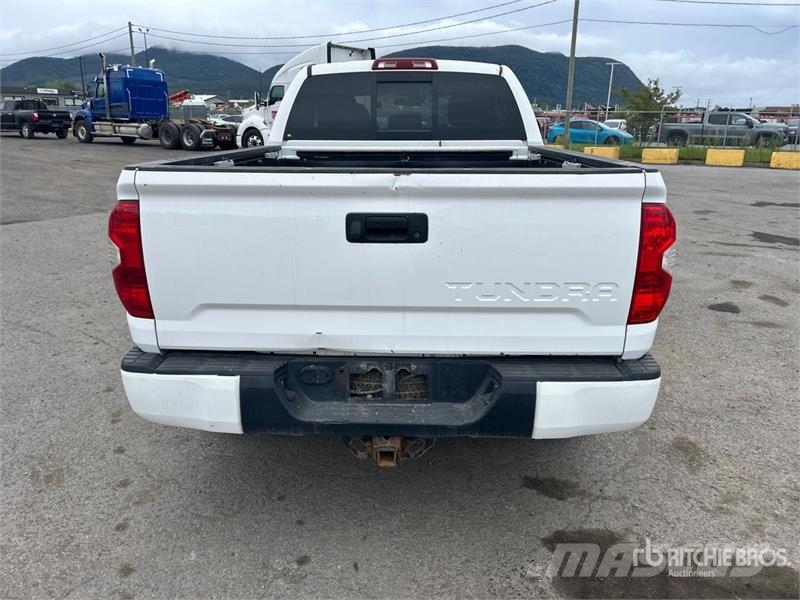 Toyota Tundra SR5 4x4 Crew Cab Pickup Iné