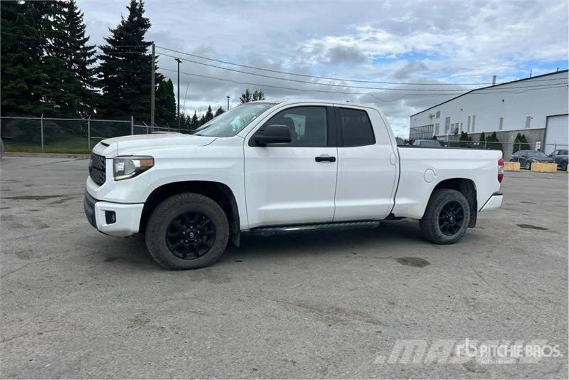 Toyota Tundra SR5 4x4 Crew Cab Pickup Iné