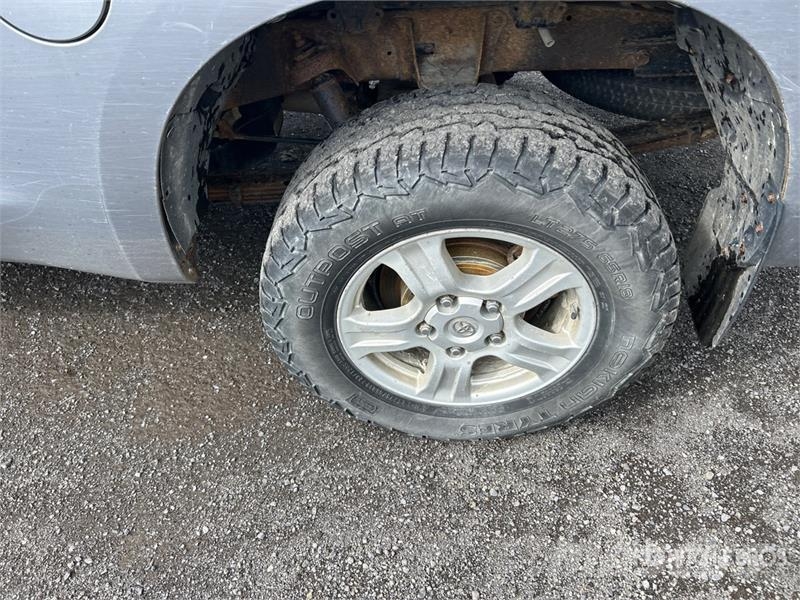 Toyota Tundra SR5 4x4 Crew Cab Pickup Ostalo