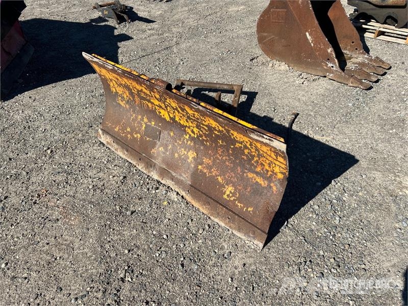Trackless 60 in Snow Plow Снігоочищувальні ножі та плуги