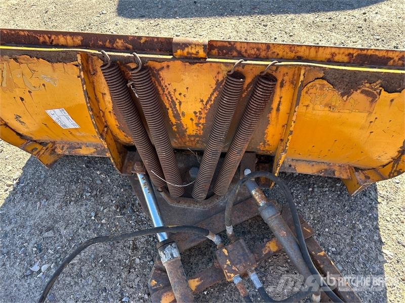 Trackless 60 in Snow Plow Снігоочищувальні ножі та плуги