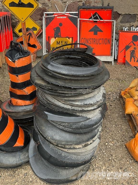 Traffic control pylons, flags, wooden stakes, salt Drugi deli