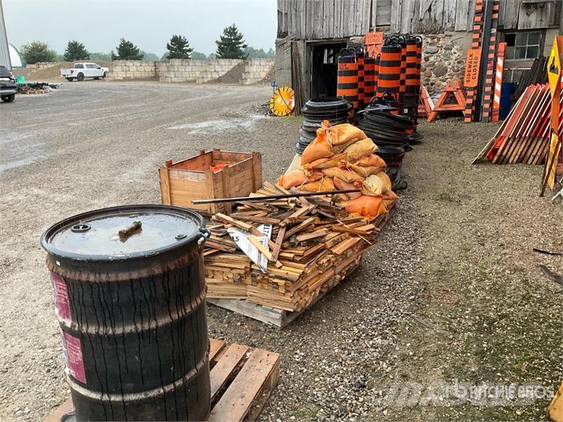 Traffic control pylons, flags, wooden stakes, salt Drugi deli