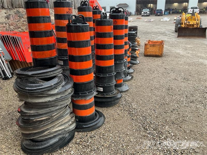 Traffic control pylons, flags, wooden stakes, salt Drugi deli