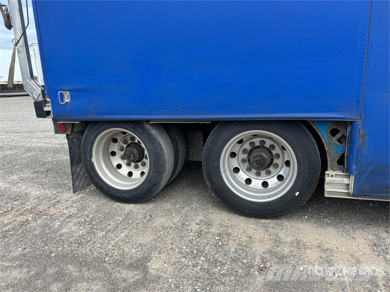 Trail King 48 ft T/A Lowboy Curtain Side Trailer Caja de lona