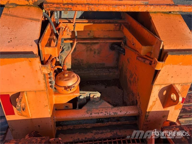 Trail King TK100HDG Tri/A Lowboy Trailer Nizki nakladalci