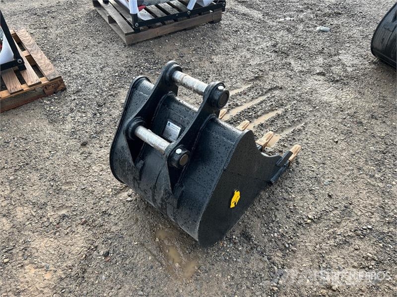 Trojan 35CL 24 in Digging Excavator Bucket - Fits Cat 303 Benne