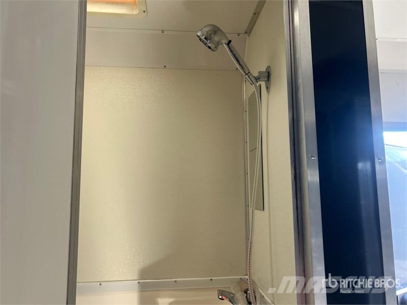 United URS 38 ft Tri/A Gooseneck Insulated Enclosed Trail Prikolice zabojniki