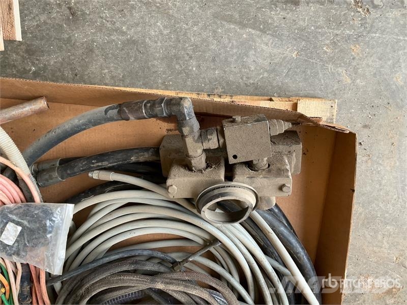 Utility pump, extension cords, tail lights, hydraulic line Andere Zubehörteile