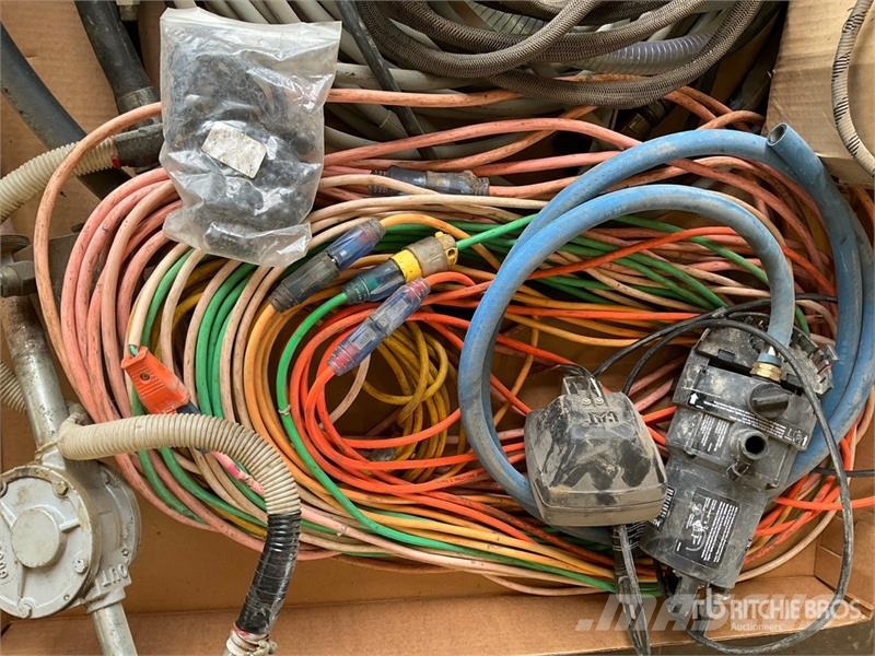 Utility pump, extension cords, tail lights, hydraulic line Andere Zubehörteile