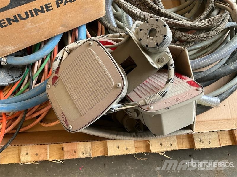 Utility pump, extension cords, tail lights, hydraulic line Andere Zubehörteile