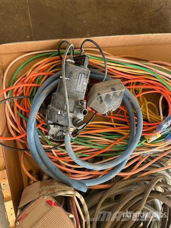 Utility pump, extension cords, tail lights, hydraulic line Andere Zubehörteile