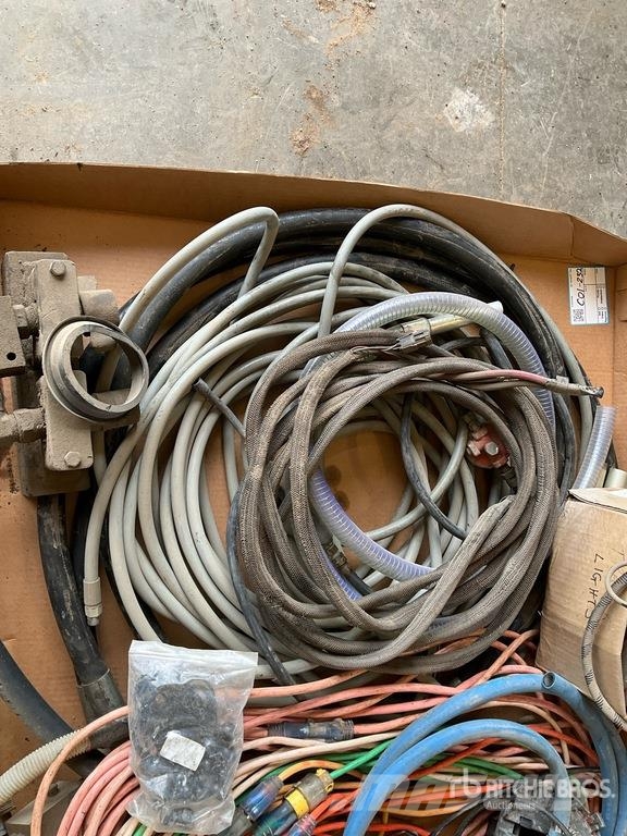 Utility pump, extension cords, tail lights, hydraulic line Andere Zubehörteile