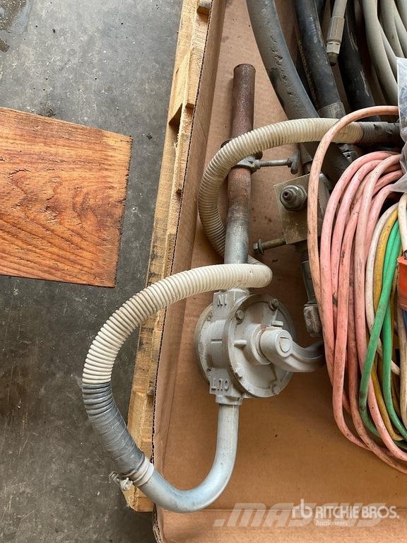 Utility pump, extension cords, tail lights, hydraulic line Andere Zubehörteile