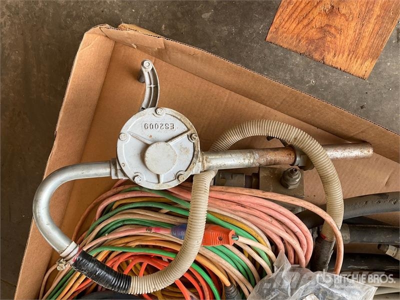 Utility pump, extension cords, tail lights, hydraulic line Andere Zubehörteile