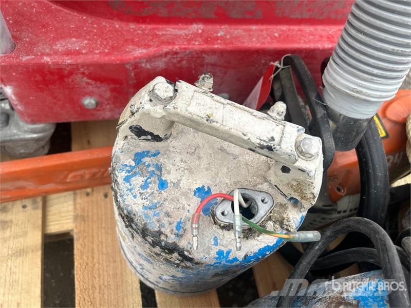 Vacuum Cleaner (Inoperable) 진공 청소기