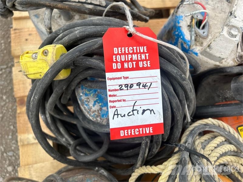 Vacuum Cleaner (Inoperable) 진공 청소기