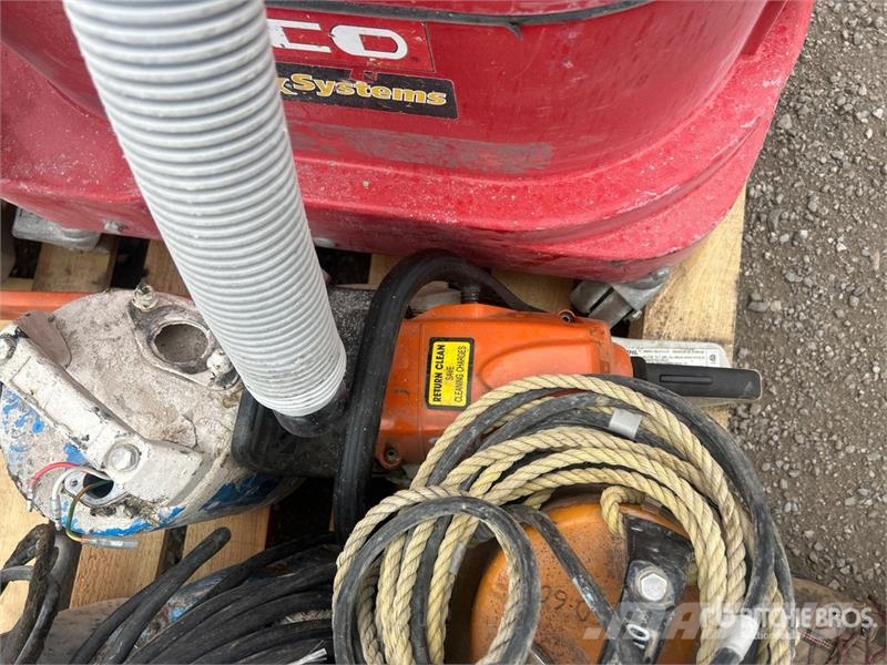 Vacuum Cleaner (Inoperable) 진공 청소기