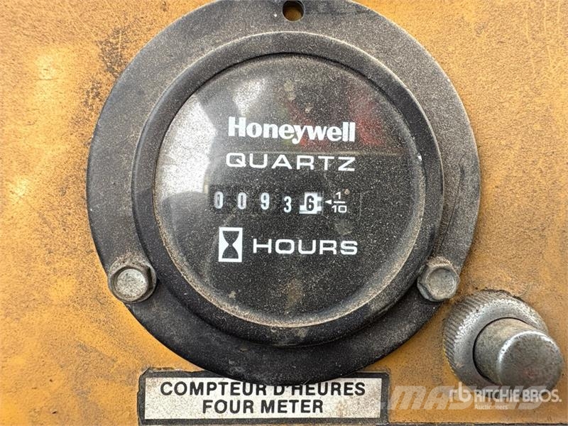 Vohl DV904-400T 7 ft 7 in Snow Blower Dezapezitoare