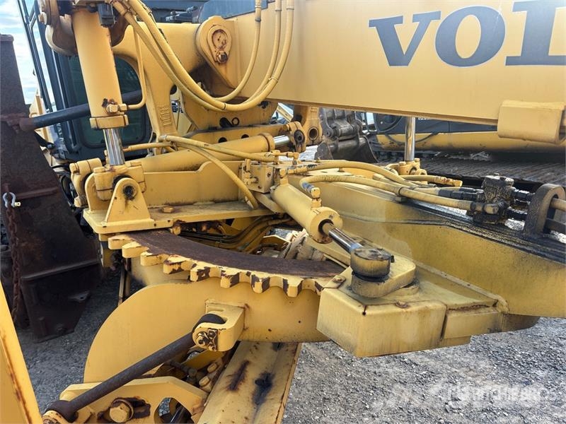 Volvo G720B معدات تمهيد الطرق
