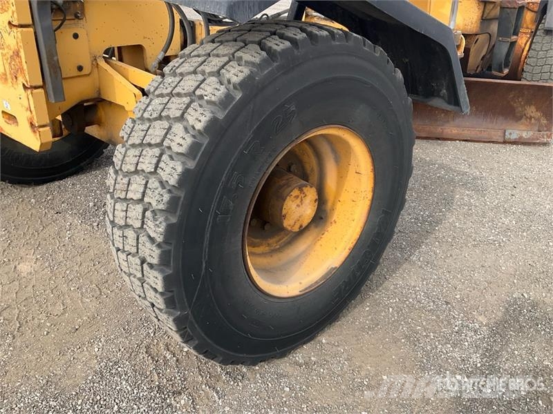 Volvo G960 معدات تمهيد الطرق