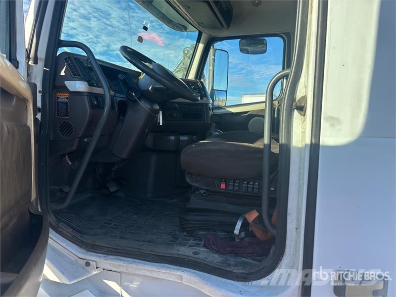 Volvo VNL وحدات الجر