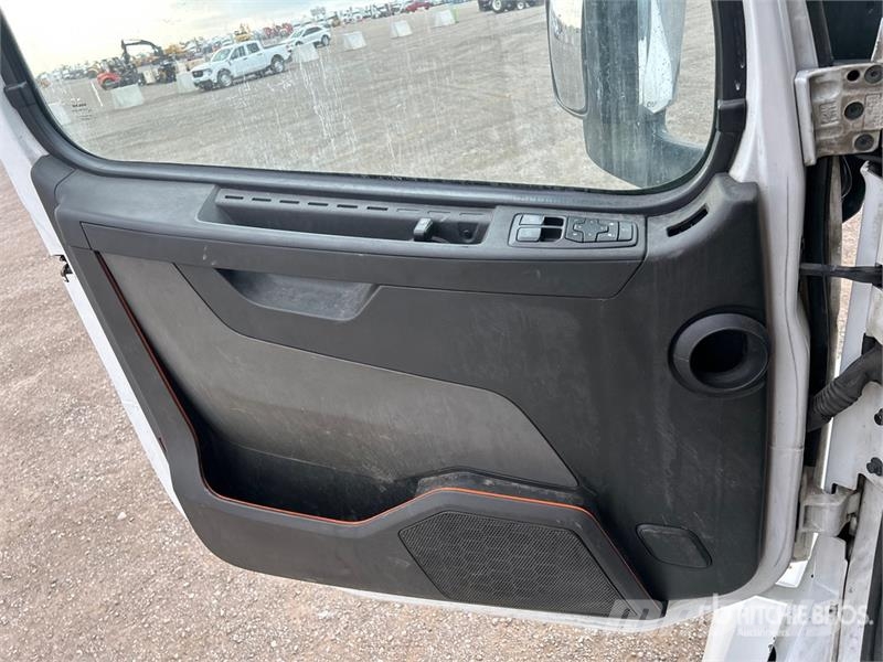 Volvo VNL Tractor Units