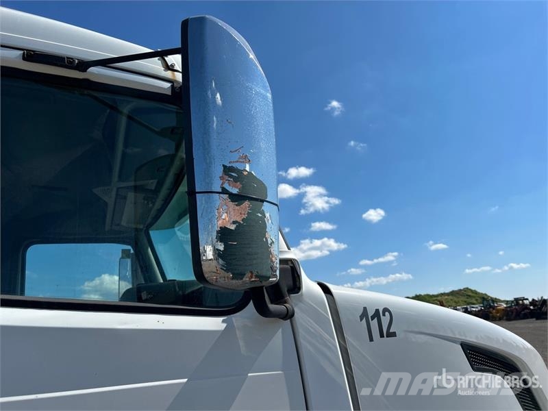 Volvo VNL Tractor Units