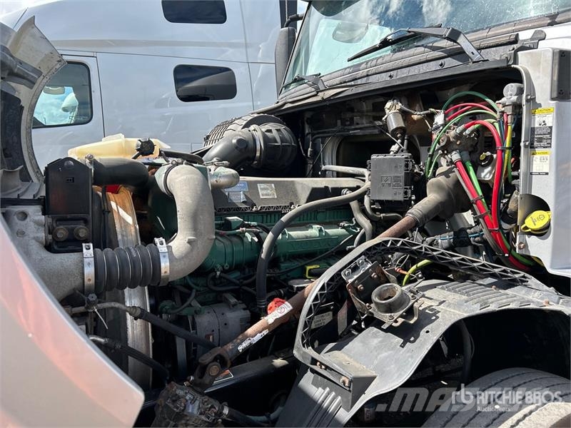 Volvo VNL وحدات الجر