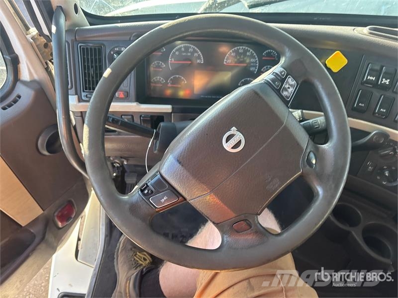 Volvo VNL وحدات الجر
