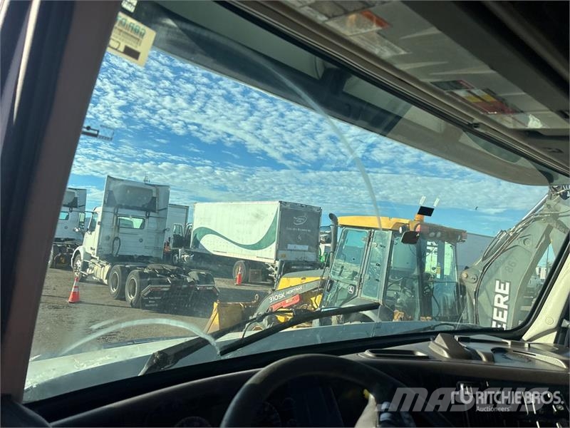 Volvo VNL وحدات الجر