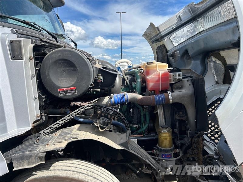 Volvo VNL وحدات الجر