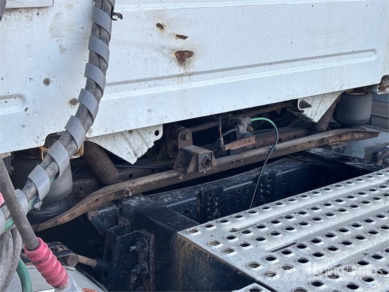 Volvo VNL Tractor Units